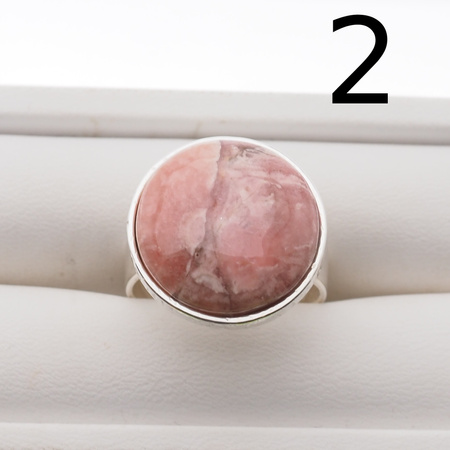 Pierścionek regulowany z okrągłym Rodochrozytem w srebrze młotkowanym