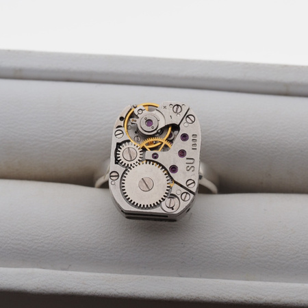 Pierścionek regulowany z mechanizmem zegarka w srebrze