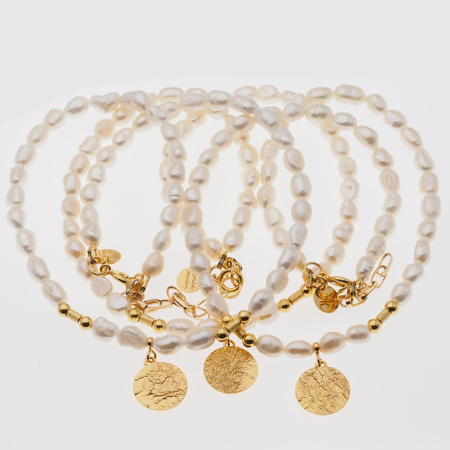 Naszyjnik z powyginaną blaszką- Białe Perły hodowane i srebro złocone