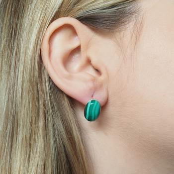 Kolczyki z owalnymi malachitami w srebrze.