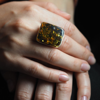 Pierścionek regulowany z prostokątnym Bursztynem Zielonym w srebrze