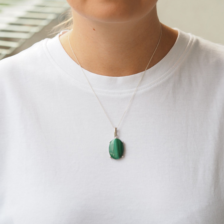 Zawieszka z owalnym malachitem w srebrze rodowanym