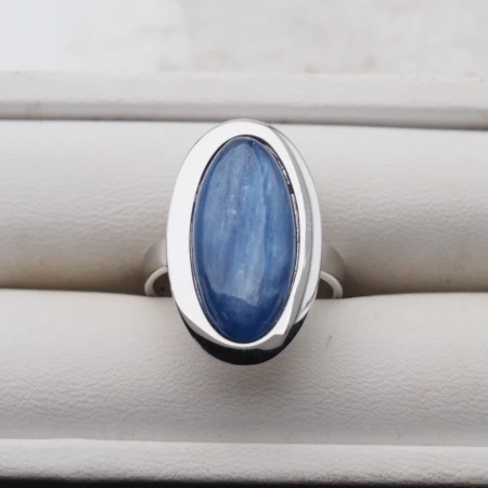 Pierścionek regulowany z owalnym Kyanitem w srebrze rodowanym.