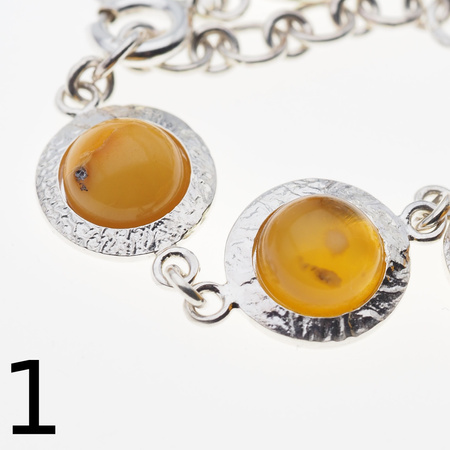 Bransoletka - mleczny bursztyn okrągły i srebro młotkowane
