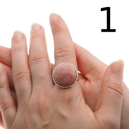 Pierścionek regulowany z okrągłym Rodochrozytem w srebrze młotkowanym