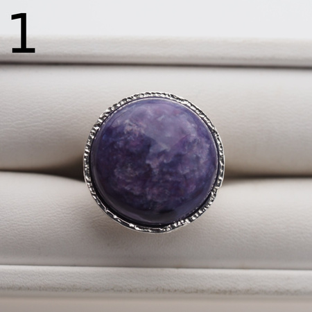 Pierścionek regulowany z okrągłym Czaroitem w srebrze młotkowanym