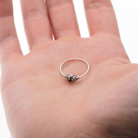 Pierścionek z Granatem w srebrze oksydowanym