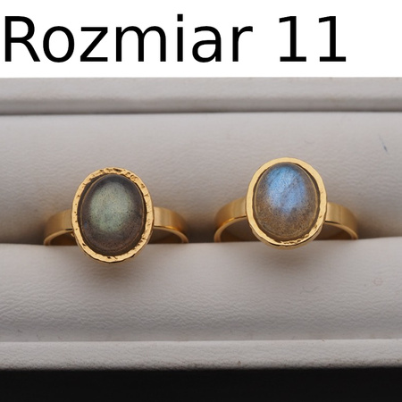 Pierścionek z Labradorytem owalnym w złoconym srebrze młotkowanym