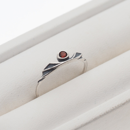 Pierścionek z Granatem w srebrze oksydowanym