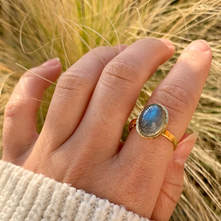 Pierścionek z Labradorytem owalnym w złoconym srebrze młotkowanym