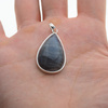 Zawieszka srebrna z labradorytem - łza
