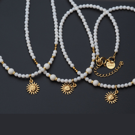 Naszyjnik regulowany ze słońcem - Biały koral, Hematyt i srebro złocone