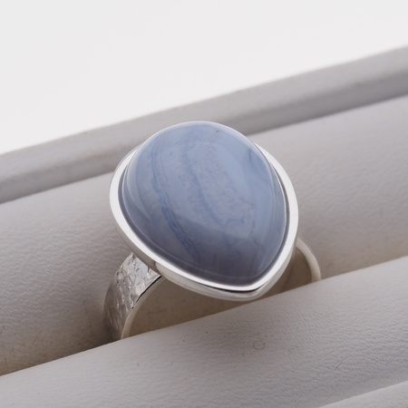 Pierścionek regulowany z Chalcedonem w srebrze młotkowanym
