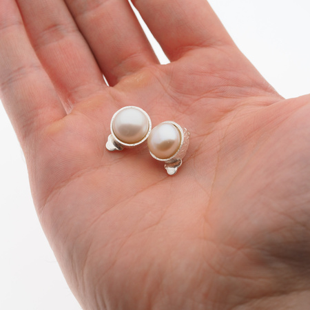 Klipsy - Perły białe koło 11 mm w srebrze młotkowanym