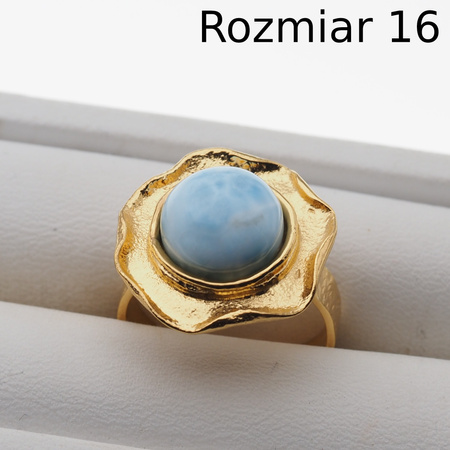 Pierścionek regulowany - okrągły Larimar w złoconym srebrze młotkowanym