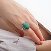 Pierścionek regulowany z owalnym Malachitem w srebrze rodowanym.