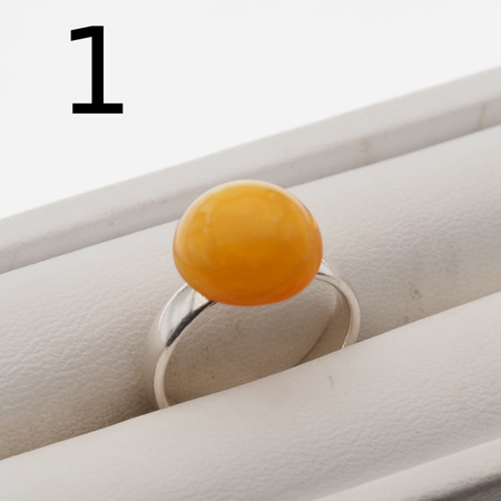 Pierścionek regulowany z okrągłym Bursztynem Mlecznym w srebrze