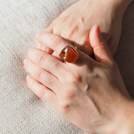 Pierścionek - Koniakowym Bursztyn trapez w srebrze