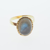 Pierścionek z Labradorytem owalnym w złoconym srebrze młotkowanym