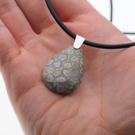 Naszyjnik - Koral łza na rzemieniu ze srebrnymi końcówkami