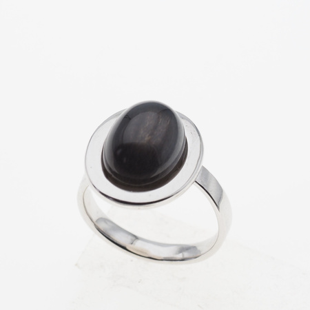 Pierścionek regulowany z owalnym Kamieniem Słonecznym w srebrze rodowanym.