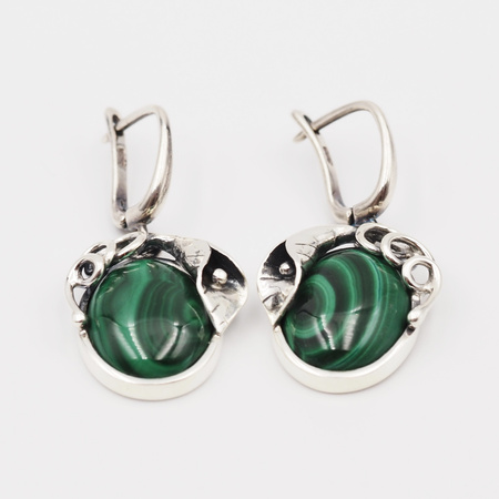 Kolczyki z owalnymi malachitami w srebrze oksydowanym.