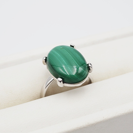 Pierścionek regulowany z owalnym Malachitem w srebrze rodowanym.