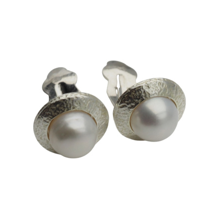 Klipsy - Perły białe koło 8 mm w srebrze młotkowanym