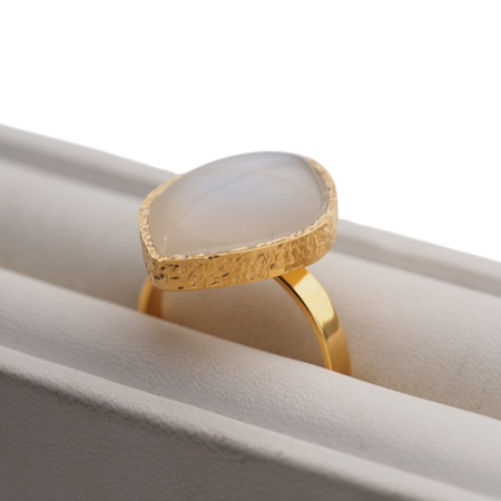 Pierścionek - Kamień Księżycowy markiza i srebro złocone, młotkowane