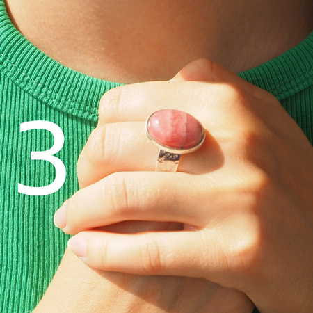 Pierścionek regulowany z owalnym Rodochrozytem w srebrze młotkowanym