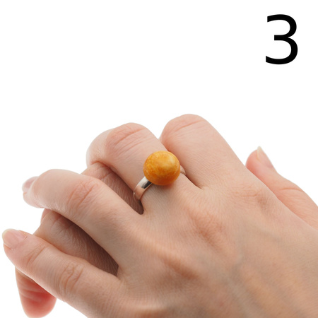 Pierścionek regulowany z okrągłym Bursztynem Mlecznym w srebrze