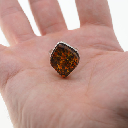 Pierścionek z Bursztynem Zielonym - romb w srebrze