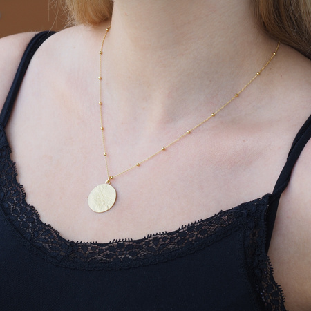 Naszyjnik z młotkowaną, okrągłą blaszką - srebro złocone