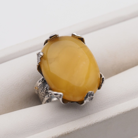 Pierścionek regulowany z mlecznym Bursztynem w srebrze oksydowanym