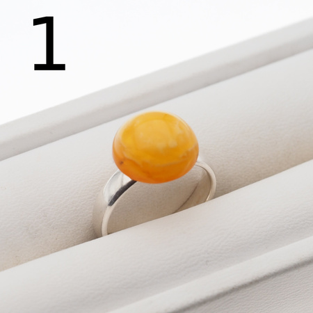 Pierścionek regulowany z okrągłym Bursztynem Mlecznym w srebrze