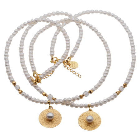 Naszyjnik z młotkowaną blaszką- Białe Perły hodowane i srebro złocone