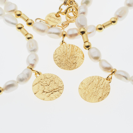 Naszyjnik z powyginaną blaszką- Białe Perły hodowane i srebro złocone