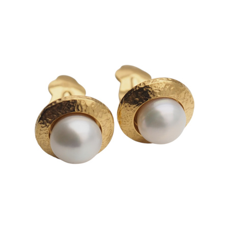 Klipsy - Perły białe koło 8 mm w złoconym srebrze młotkowanym