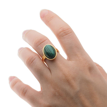 Pierścionek regulowany z owalnym Malachitem w młotkowanym srebrze złoconym