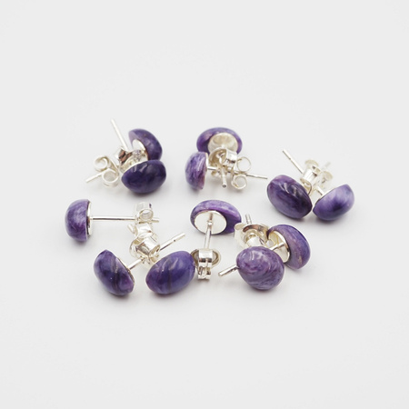 Kolczyki sztyfty z owalnymi czaroitami w srebrze.