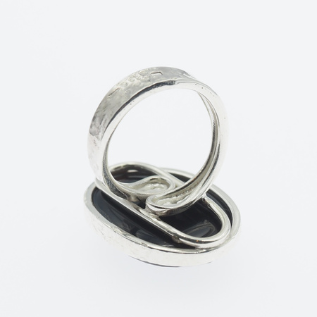 Pierścionek regulowany z owalnym Onyksem fasetowanym w srebrze młotkowanym