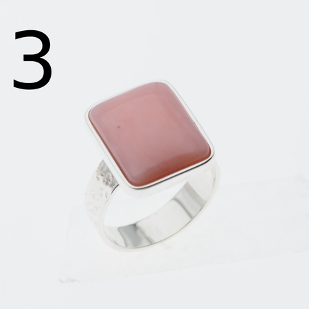 Pierścionek regulowany - Opal Różowy prostokąt w srebrze młotkowanym