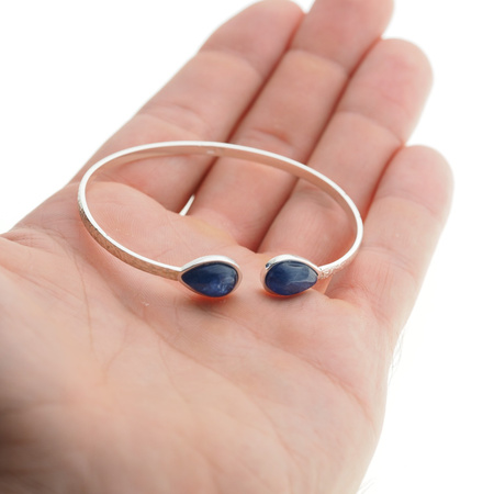 Bransoletka sztywna z Kyanitem w srebrze młotkowanym