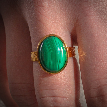 Pierścionek regulowany z owalnym Malachitem 16x12 w młotkowanym srebrze złoconym