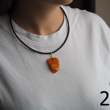 Naszyjnik  na rzemieniu - surowy Bursztyn mleczny