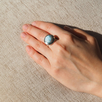 Pierścionek regulowany z okrągłym Larimarem w srebrze