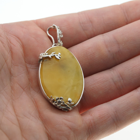Zawieszka - owalny Bursztyn mleczny w srebrze 