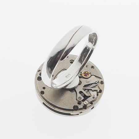 Pierścionek regulowany z mechanizmem zegarka w srebrze.