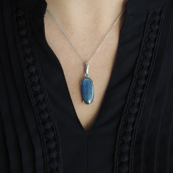 Zawieszka z kyanitem owalnym w srebrze rodowanym