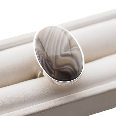 Pierścionek regulowany z owalnym Krzemieniem Pasiastym w srebrze